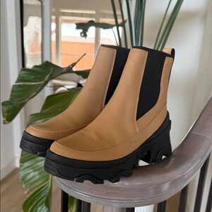 Sorel Stylish Tan and Black Women's Boots (Size 39 EU or 8 US)